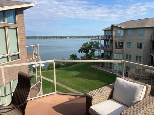 Lake-View Condo in Bridges Bay with great amenities!