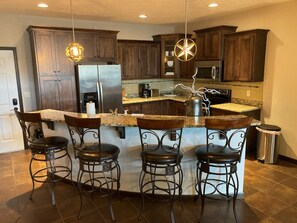 Kylskåp, mikrovågsugn, ugn och spishäll