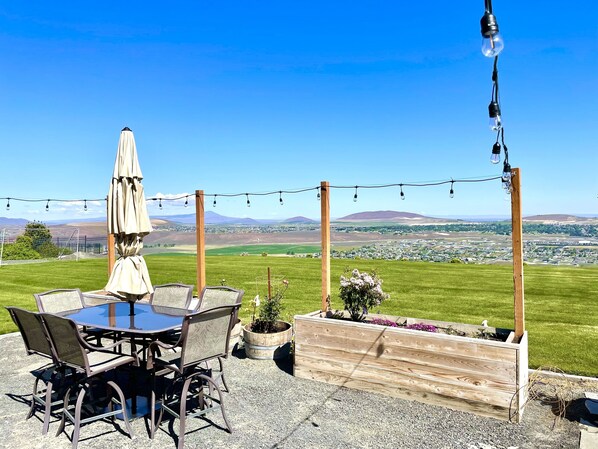 Outdoor dining - Wine Country Getaway with Amazing Views (Kennewick)