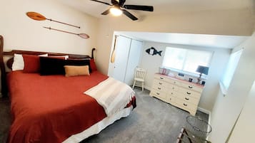 4 makuuhuonetta, työpöytä, silitysrauta/-lauta, vauvan matkasänky