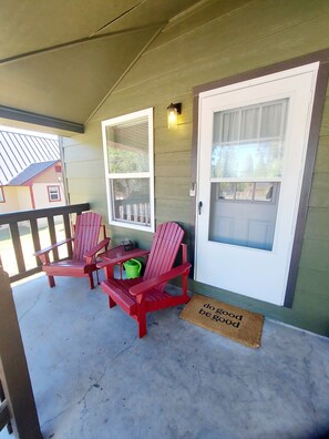 Terrace/patio - Tranquil Updated Mill House with backup power and hi speed Wifi! (McCloud)