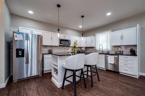 Beautiful Walnut Home 4bed/bathrooms with Private Parking 