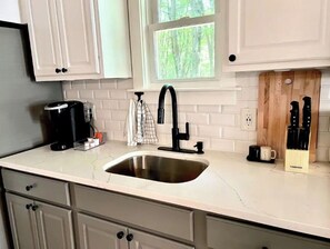 Refrigerador, microondas, lavavajillas y cafetera y tetera