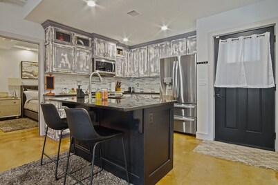 Luxury 2 Bedroom Condo, Midtown - Great Amenities with Pool!