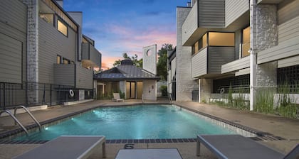 Luxury 2 Bedroom Condo, Midtown - Great Amenities with Pool!