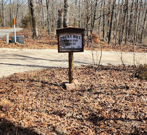 Private scenic Ozark Mountain retreat near beautiful Current River; sleeps 1-10!