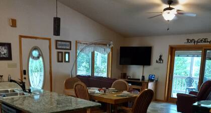 Private scenic Ozark Mountain retreat near beautiful Current River; sleeps 1-10!