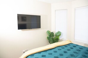 3 chambres, bureau, fer et planche à repasser, lit parapluie