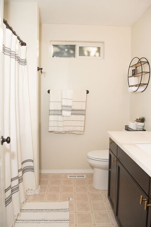 Ensemble douche/baignoire, sèche-cheveux, serviettes fournies, savon