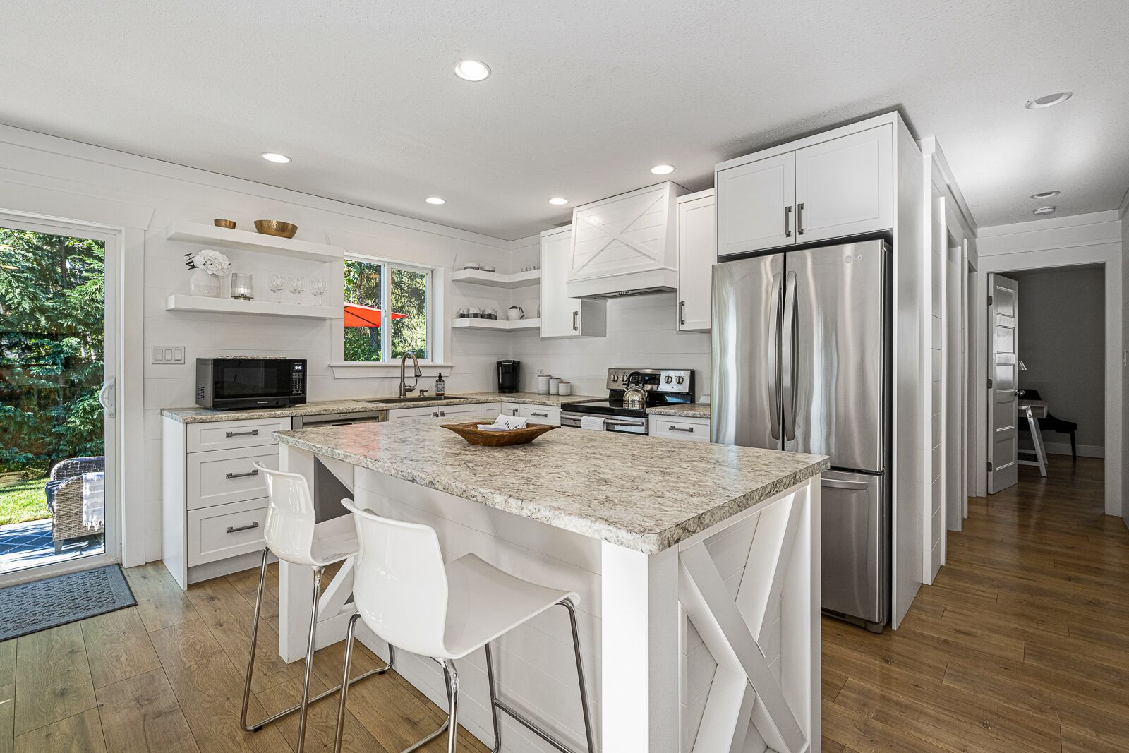 Kjøleskap, mikrobølgeovn, ovn og kokeplater