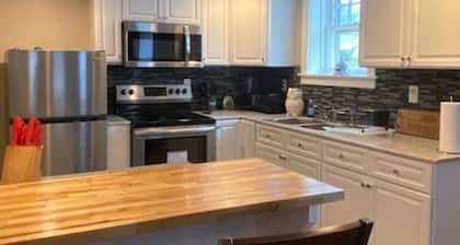GORGEOUS NEW RENNOVATED APT! 1 month or more! Calling TRAVEL NURSES!