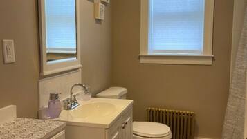 Ensemble douche/baignoire, sĂšche-cheveux, serviettes fournies