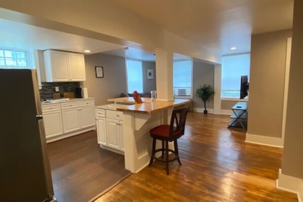 ثلاجة، ميكروويف، فرن، موقد طهي مسطح