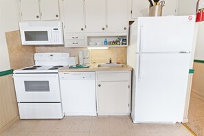 Een koelkast, een magnetron, een oven, een kookplaat