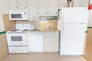Een koelkast, een magnetron, een oven, een kookplaat