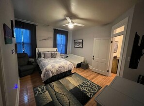 4 slaapkamers, een bureau, een strijkplank/strijkijzer, wifi