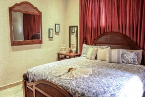 3 bedrooms, desk, free WiFi - West Bay Roatan Beachfront Condo Coral Sands 2 (West Bay)