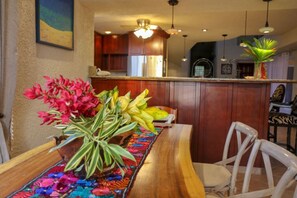 Dining - West Bay Roatan Beachfront Condo Coral Sands 2 (West Bay)