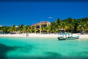 On the beach - West Bay Roatan Beachfront Condo Coral Sands 2 (West Bay)