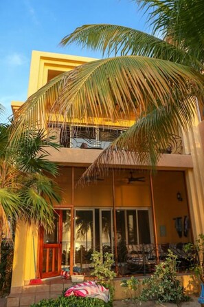 Exterior - West Bay Roatan Beachfront Condo Coral Sands 2 (West Bay)