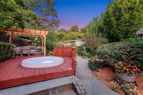 MTV Cribs, Live like a rock star.