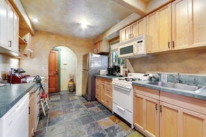 Fridge, microwave, stovetop, dishwasher