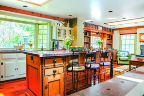 Interior - MTV Cribs, Live like a rock star. (Penngrove)