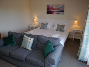 3 bedrooms, WiFi, bed sheets - Fleet View -  a cottage that sleeps 6 guests  in 3 bedrooms (Gatehouse of Fleet)