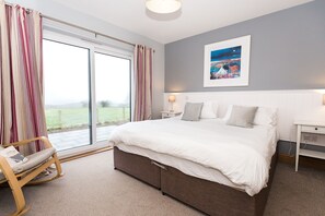 2 bedrooms, internet, bed sheets