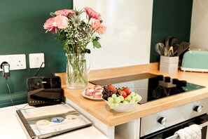 Réfrigérateur, micro-ondes, congélateur, distributeur de glaçons