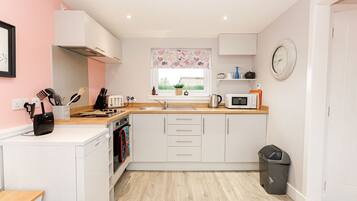 Frigorífico, microondas y máquina de hielo