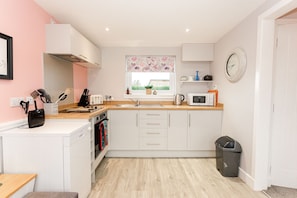 Kühlschrank, Mikrowelle, Eiswürfelbereiter