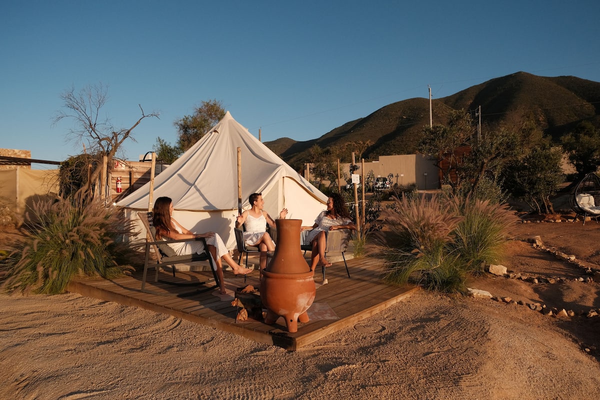 Sunset Tent 5 meter tents with private shower. Outdoor private sanctuary for stargazing. | Área de estar | Lareira
