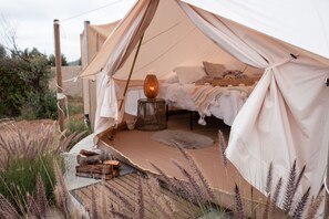 Star Tent. Big, with your private bathroom , open private outdoor space attached. | Bed sheets - Glamping Valle de Guadalupe with private bathroom by Yuma Resort (Valle de Guadalupe)