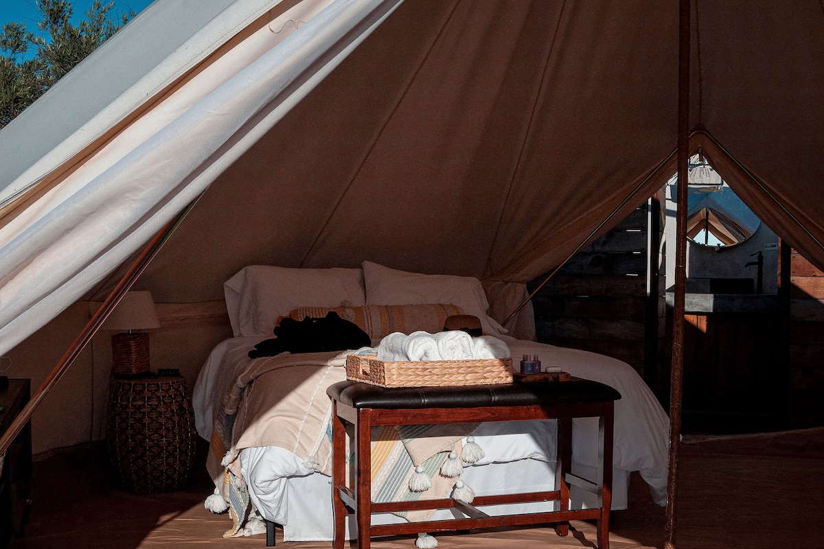 Sanctuary Tent. The biggest. Bigger shower area Exclusive camper. | Roupa de cama