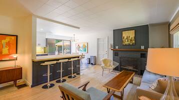 TV connectée, cheminée, jeux vidéo, livres