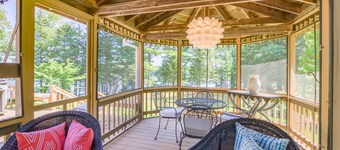 Newly updated cottage directly on Maple Juice Cove