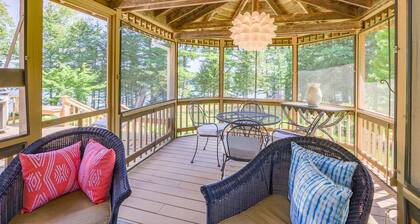 Newly updated cottage directly on Maple Juice Cove