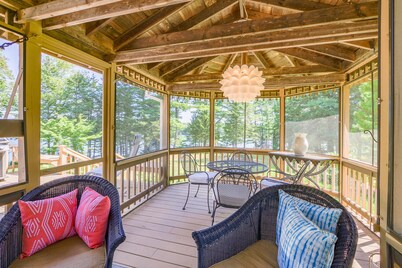 Newly updated cottage directly on Maple Juice Cove