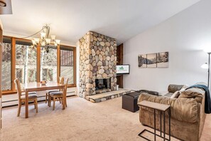 TV - Downtown Vail Village Perfect Location Fireplace (Vail)