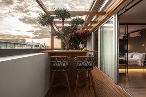Deluxe Suite | Premium bedding, soundproofing, free WiFi, bed sheets - Ethereal Athens (Athens)