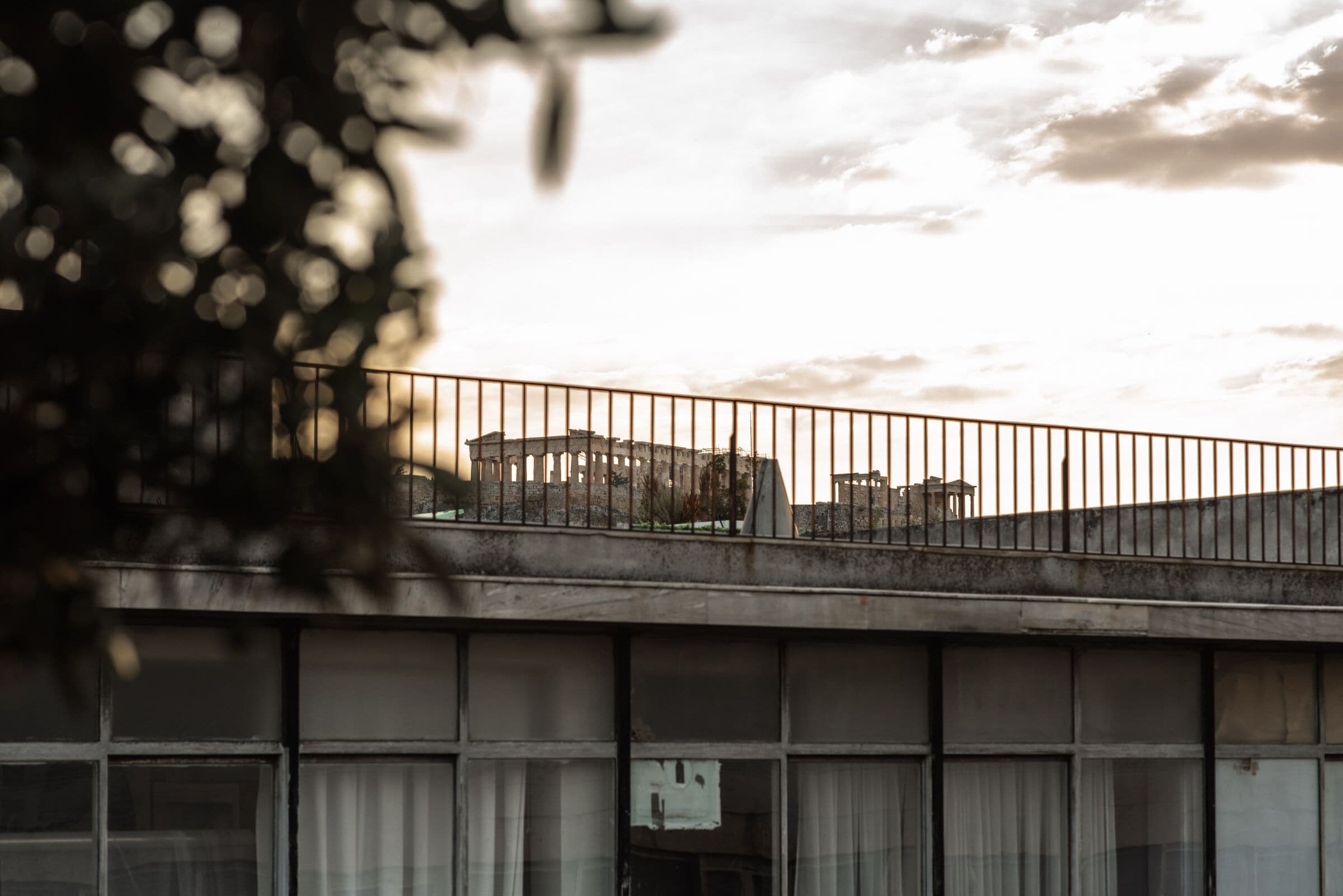 Ein Gebäude mit Balkon, großen Fenstern und einem Metallgeländer.