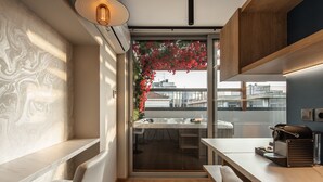 Una cocina moderna con vistas a la ciudad, encimera de madera y horno empotrado.