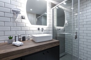 Ducha, cabezal de ducha con hidromasaje, artículos de tocador gratuitos