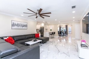 Smart TV - Fabulous 5BR/3BA Villa near Hollywood Beach (Hollywood)