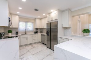 Fridge, microwave, oven, stovetop - Fabulous 5BR/3BA Villa near Hollywood Beach (Hollywood)
