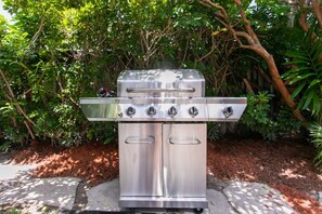 Property grounds - Fabulous 5BR/3BA Villa near Hollywood Beach (Hollywood)