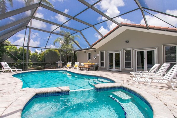 A heated pool - Fabulous 5BR/3BA Villa near Hollywood Beach (Hollywood)