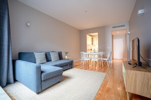 TV - Formosa 2 bedroom Apartment - with Garden (Oporto)