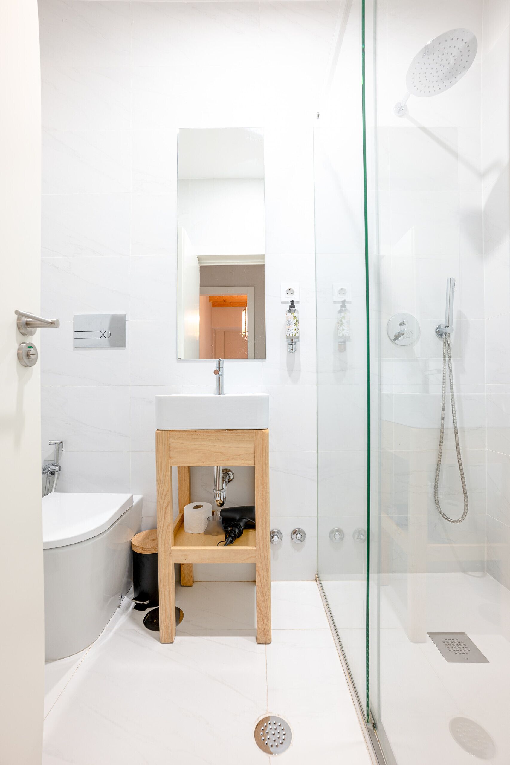 Een douche, een haardroger, handdoeken